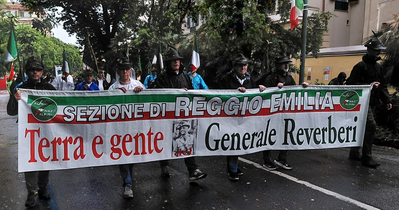ALPINI, AGGREGATI E VOLONTARI DI PROTEZIONE CIVILE DELL'ANA DI REGGIO EMILIA, ALL'ADUNATA DI GENOVA